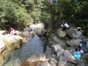 По потока Луокън, обяд - On Luokeng stream, lunch time