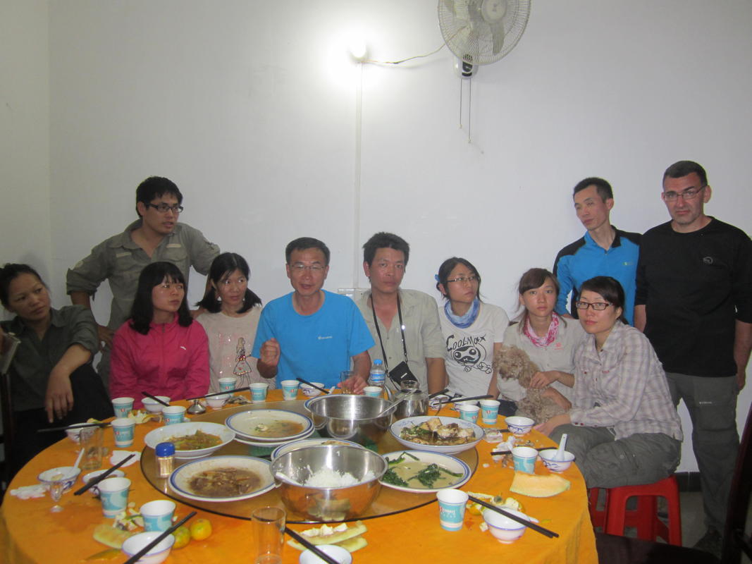 Луокън, цялата група в ресторанта - Luokeng, the whole team in the restaurant