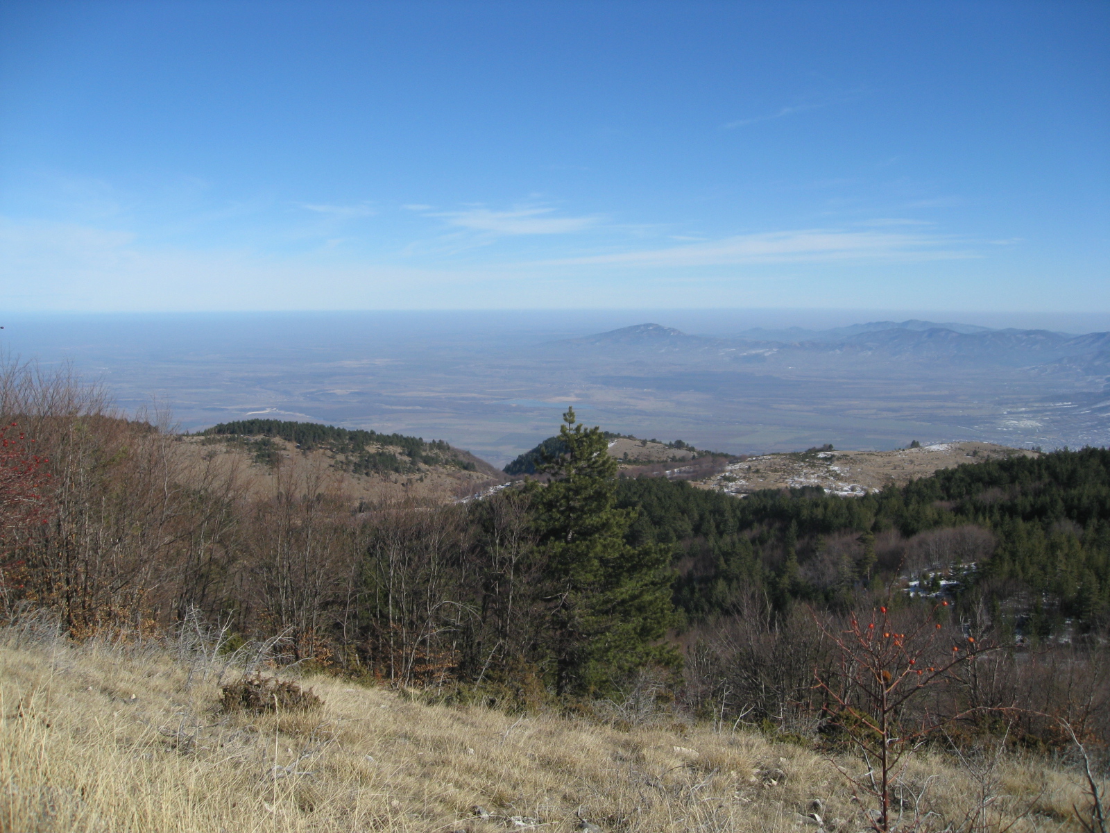 Източно от вр.Стария бунар- панорама към Асеновградското поле