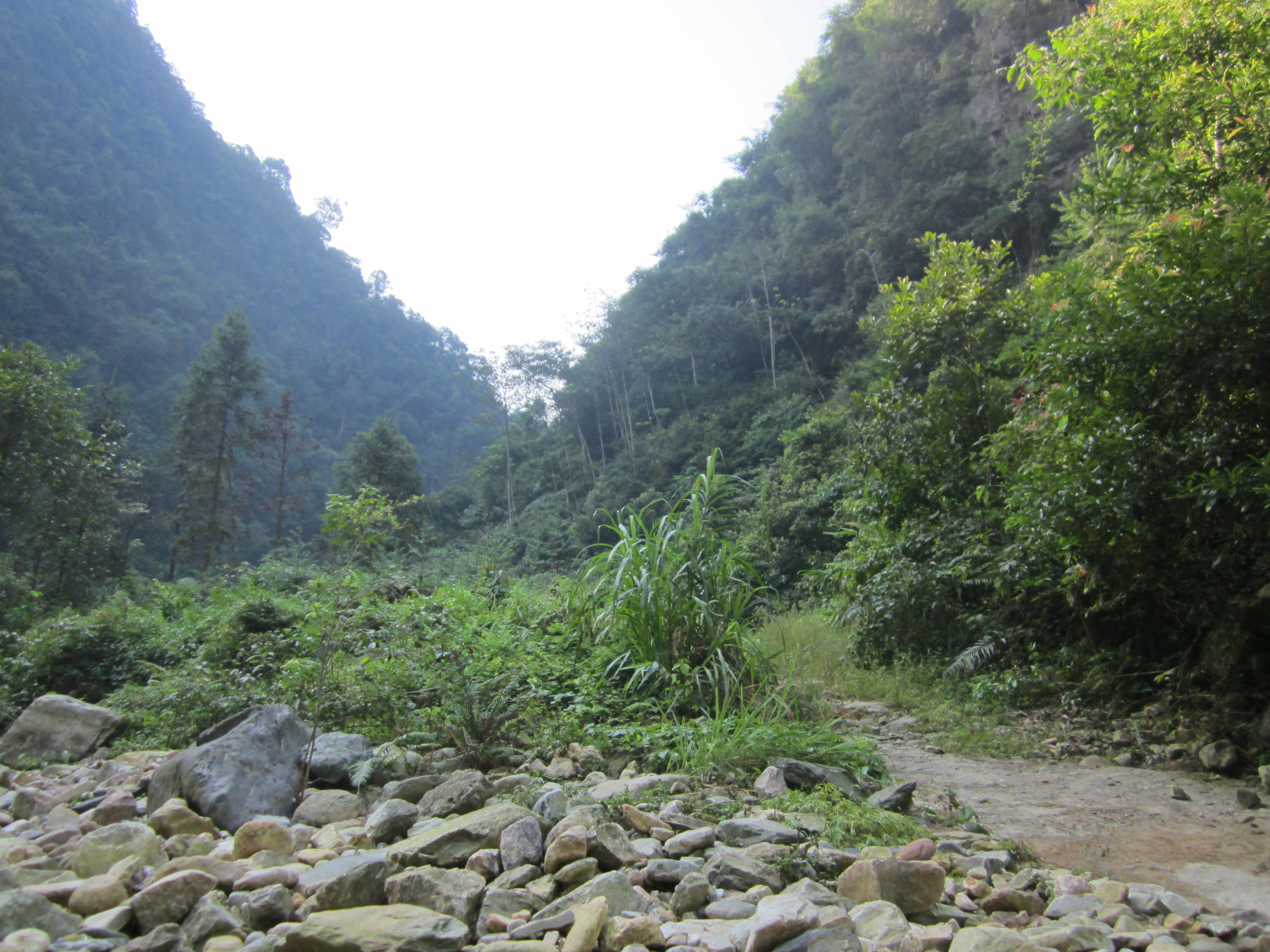 Каменисто корито, между Шансие и водната електроцентрала - Stony riverbed, between Shangxie and the power station