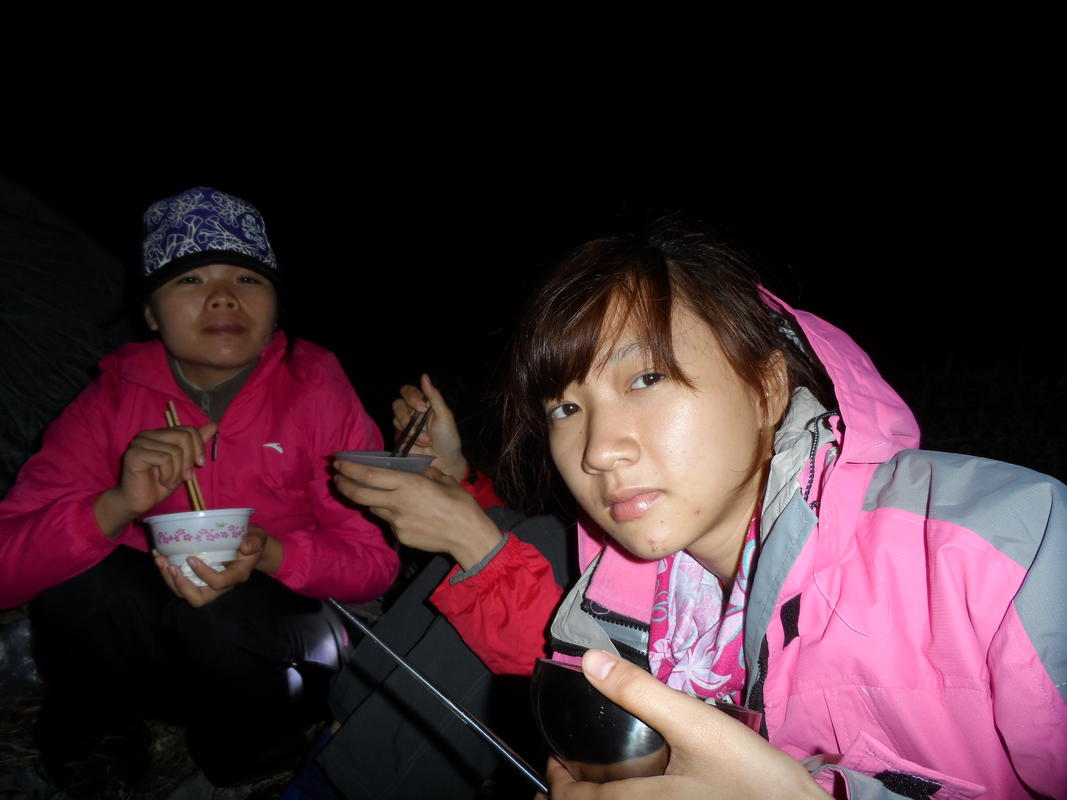 На връх Чуанди Динг, вечерта, Мариса и Му Дзуй - At Chuandi Ding peak, evening, Marissa and Mu Zui