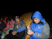 На връх Чуанди Динг, вечерта, хапване - At Chuandi Ding peak, evening, eating