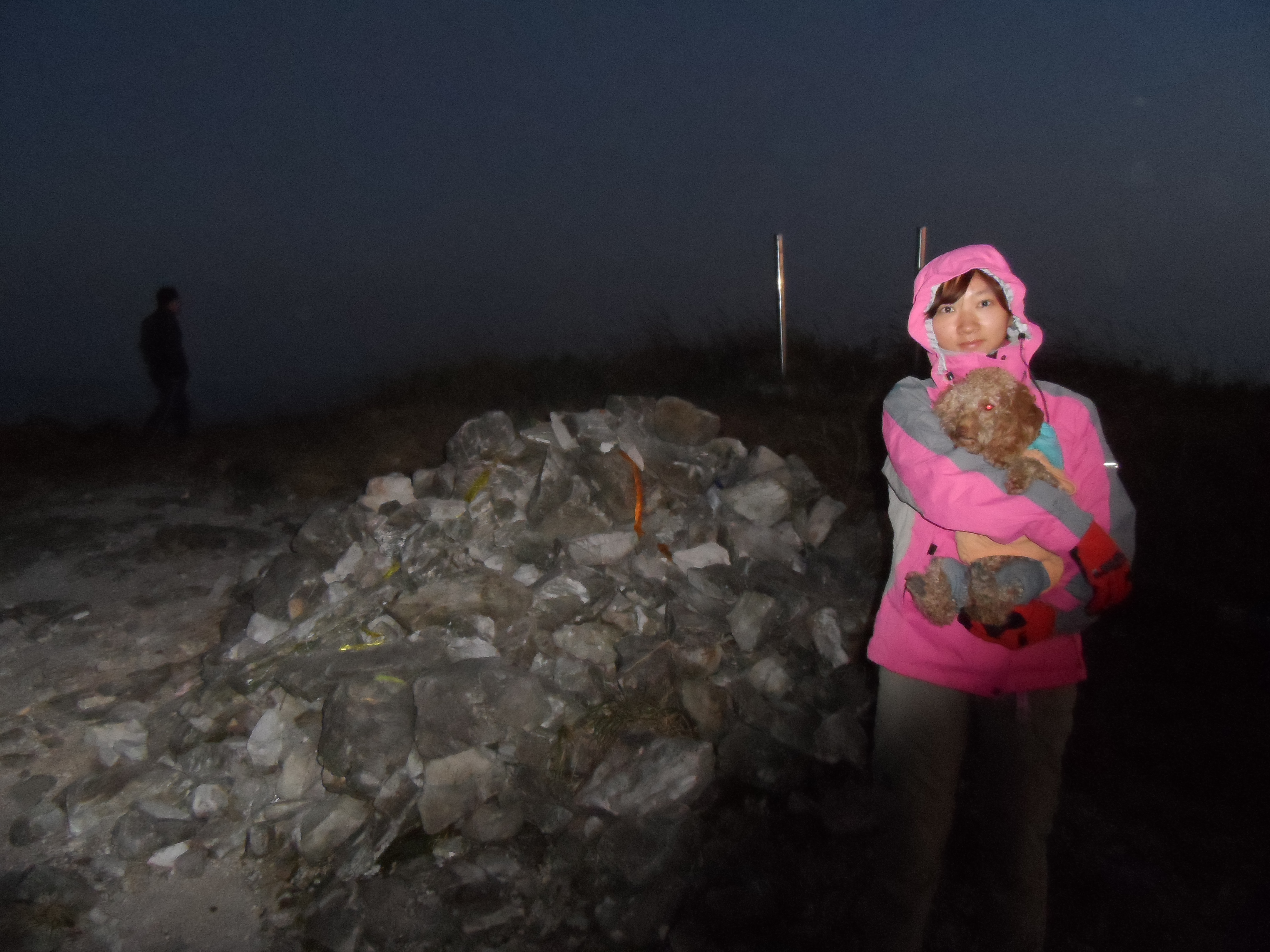 На връх Чуанди Динг, преди изгрев, Му Дзуй с Попо - At Chuandi Ding peak, before sunrise, Mu Zui with Popo