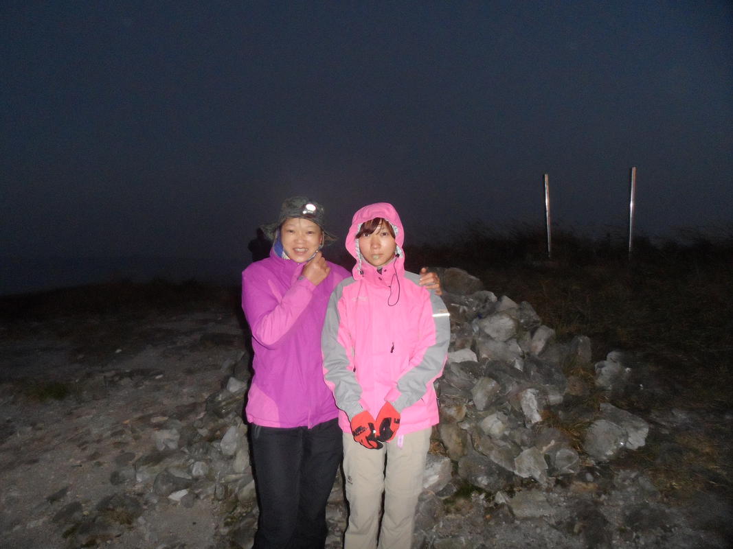 На връх Чуанди Динг, преди изгрев, Лин Ян Дзин и Му Дзуй - At Chuandi Ding peak, before sunrise, Lin Yang Jing and Mu Zui