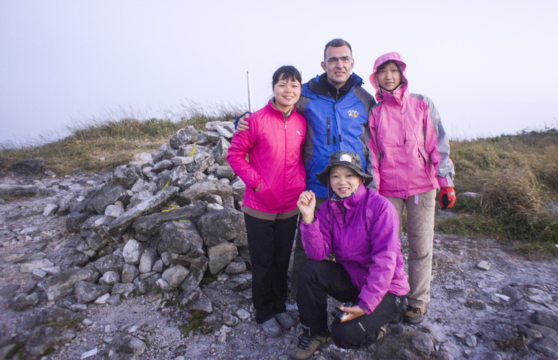 На връх Чуанди Динг, сутринта, Мариса, аз, Му Дзуй и Лин Ян Дзин - At Chuandi Ding peak, Marissa, me, Mu Zui and Lin Yang Jing
