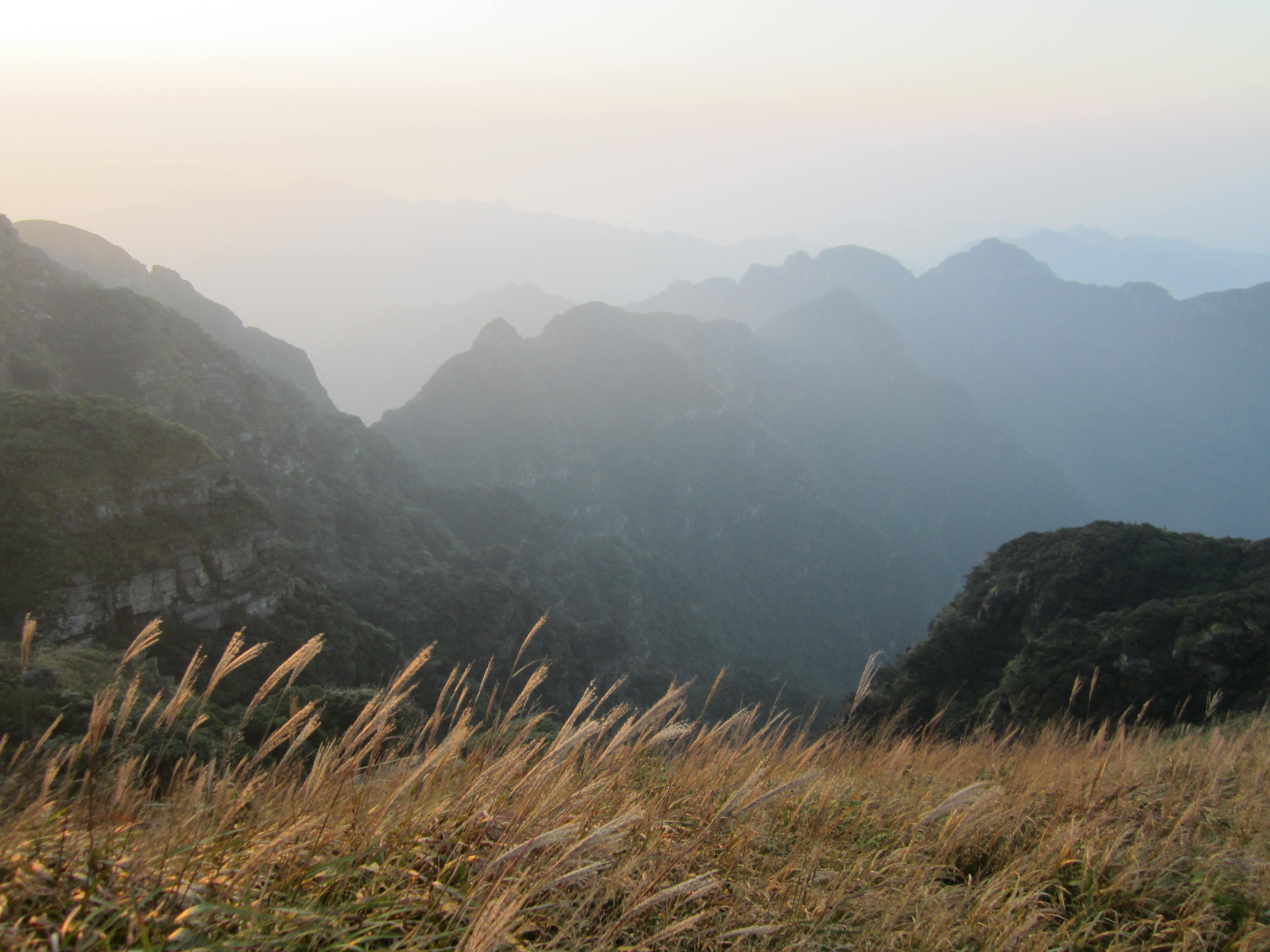 На връх Чуанди Динг, сутринта, панорама - At Chuandi Ding peak, morning, view
