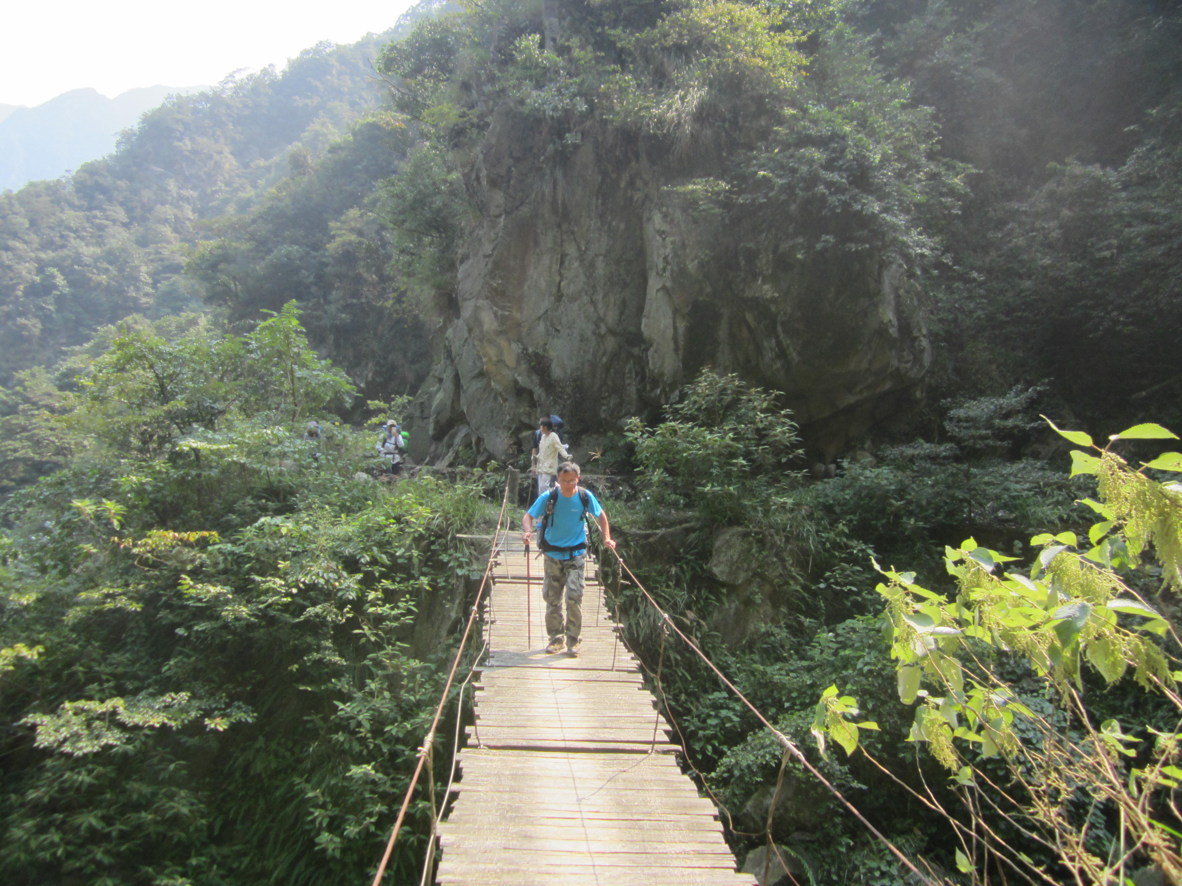 По долината, над река Луокън, по мост над пропаст - At the valley, over Luokeng river, crossing a bridge over an abyss