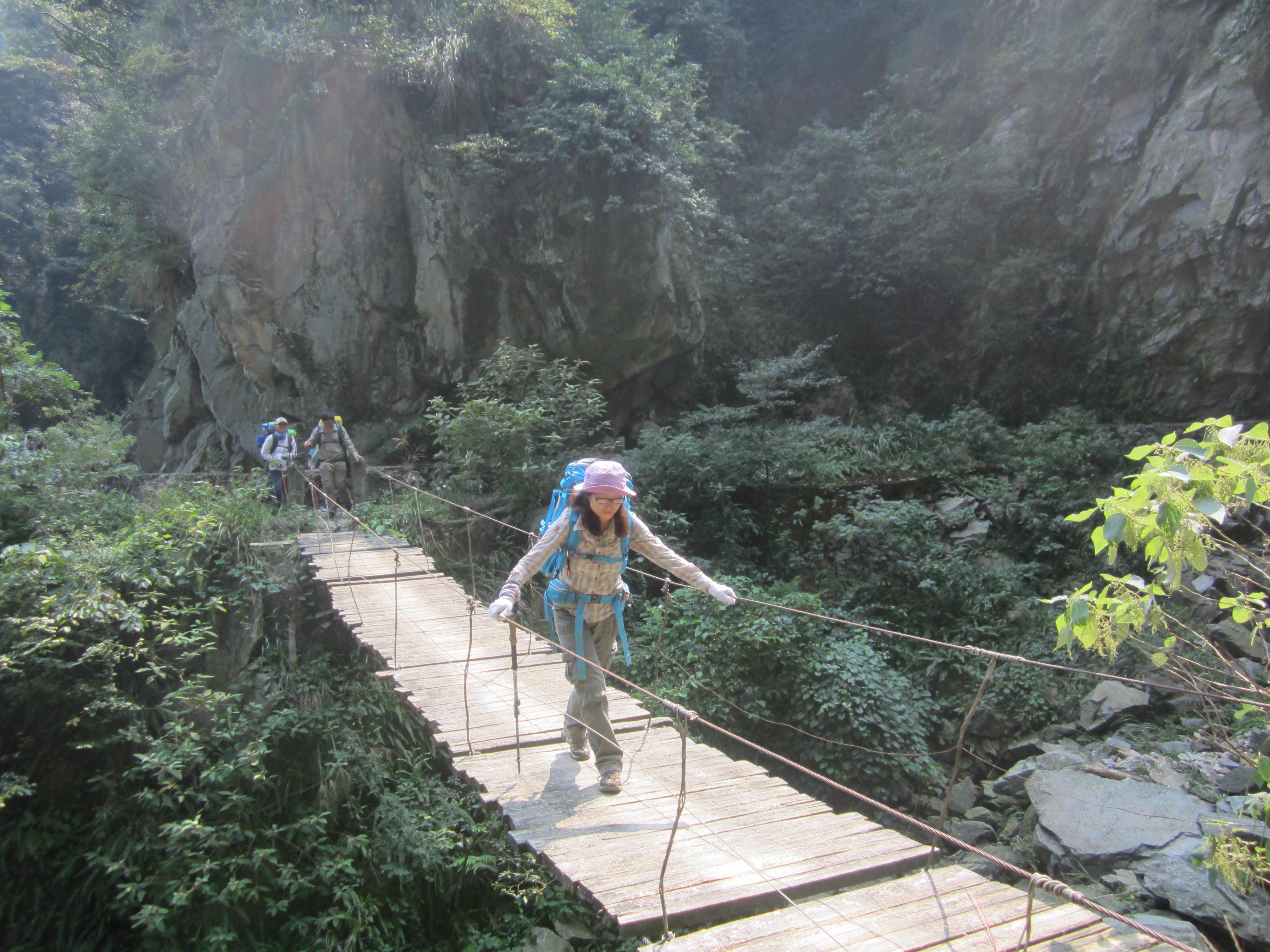 По долината, над река Луокън, по мост над пропаст - At the valley, over Luokeng river, crossing a bridge over an abyss