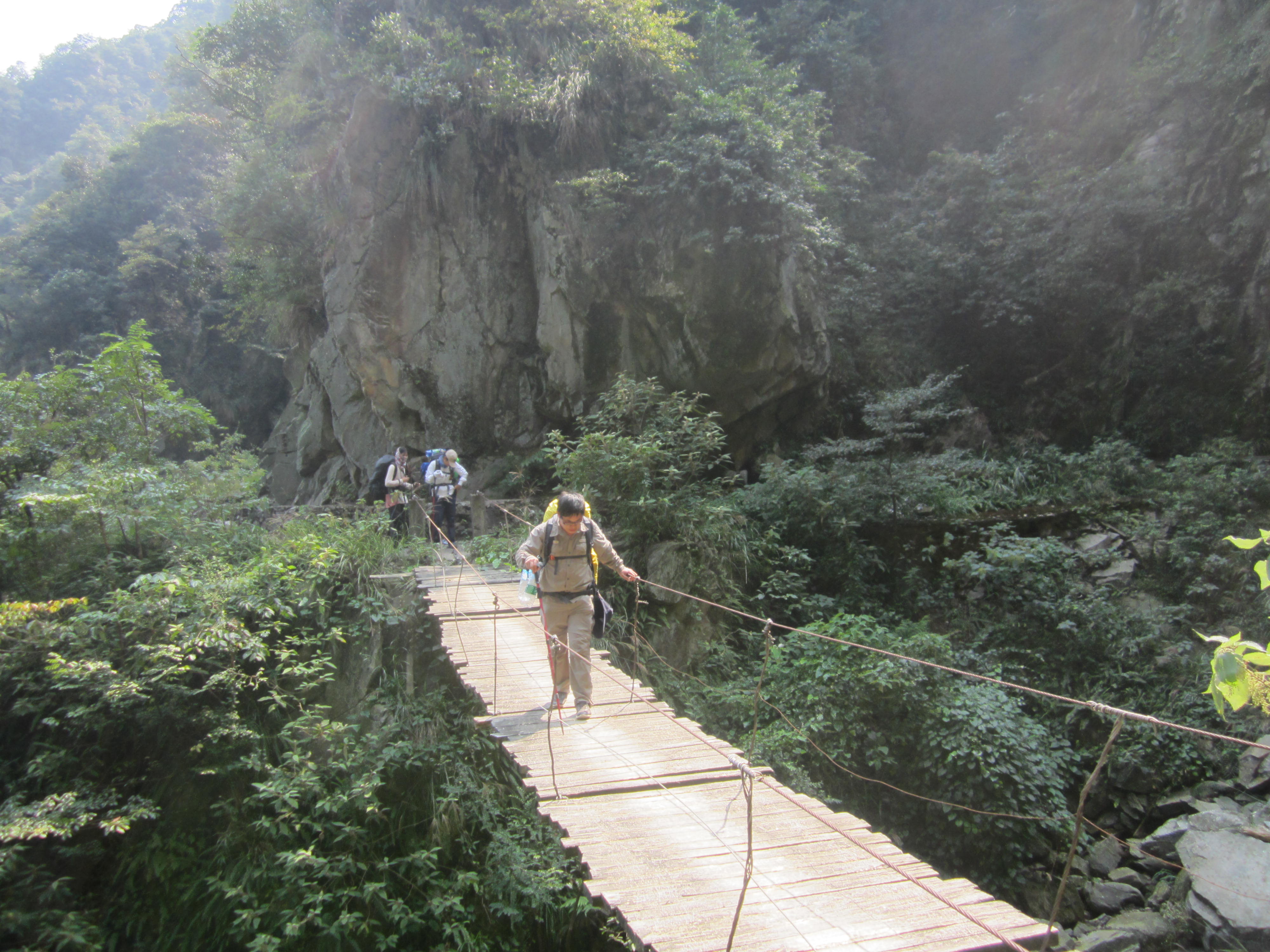 По долината, над река Луокън, по мост над пропаст - At the valley, over Luokeng river, crossing a bridge over an abyss