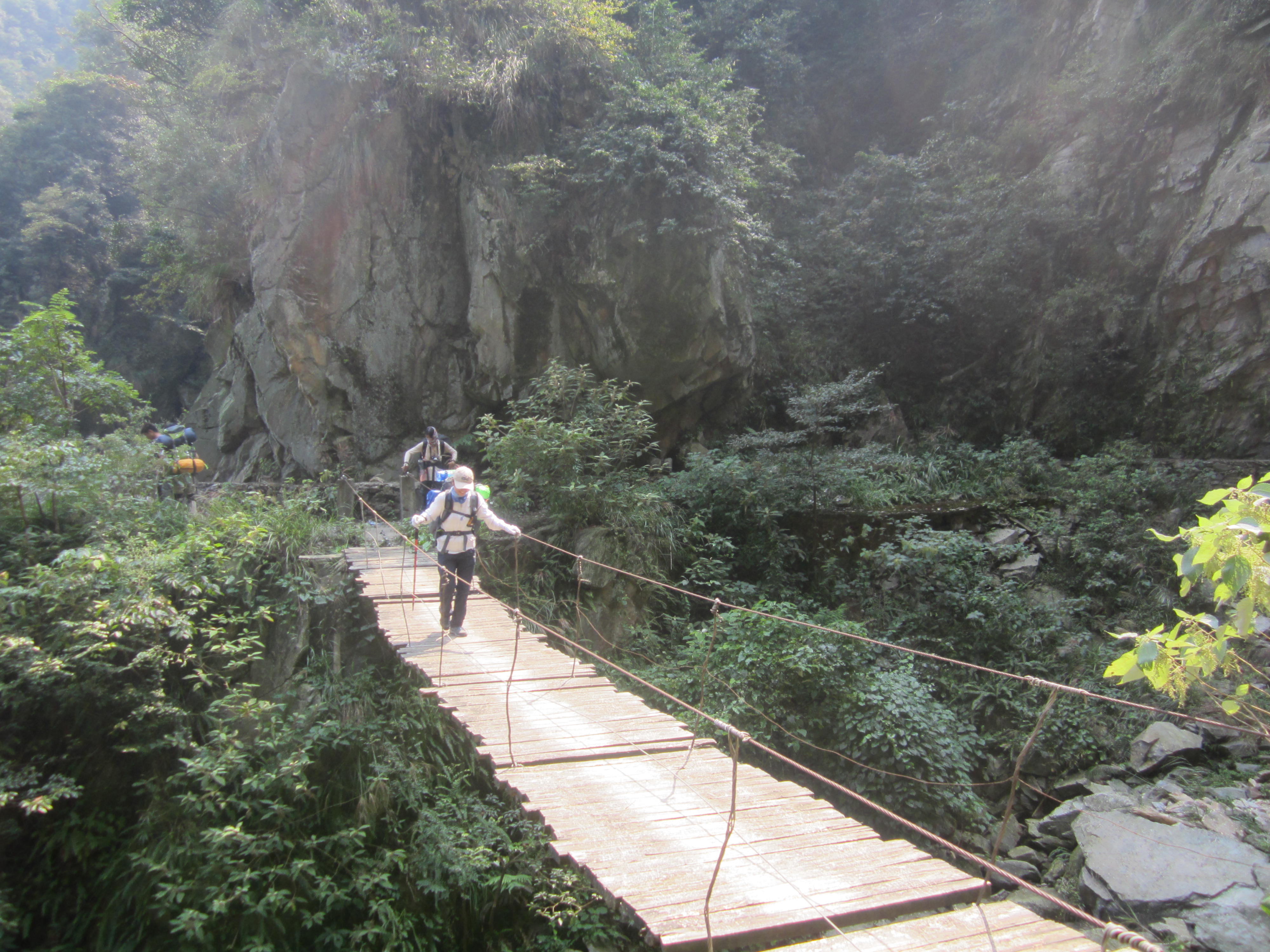 По долината, над река Луокън, по мост над пропаст - At the valley, over Luokeng river, crossing a bridge over an abyss