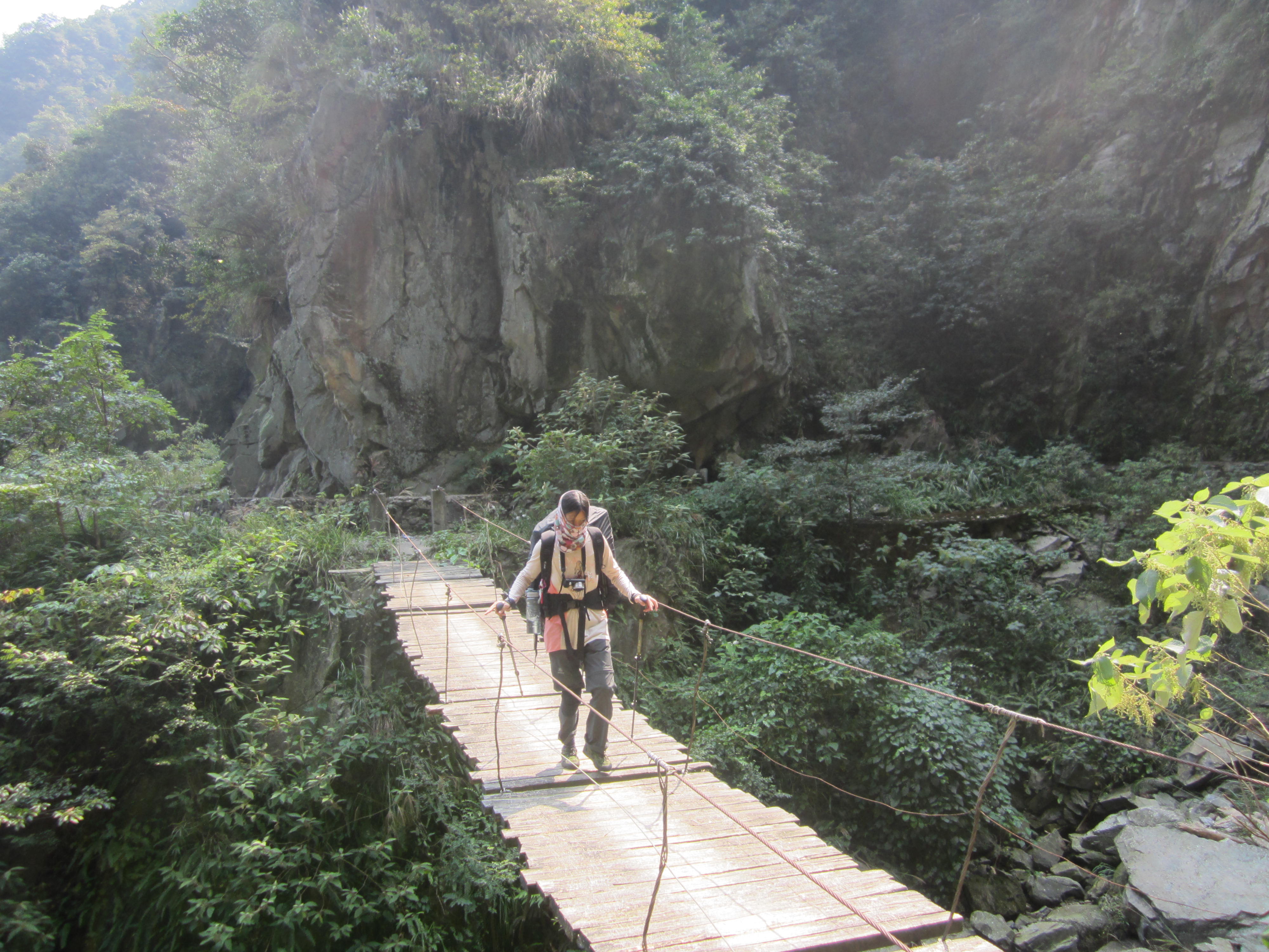 По долината, над река Луокън, по мост над пропаст - At the valley, over Luokeng river, crossing a bridge over an abyss