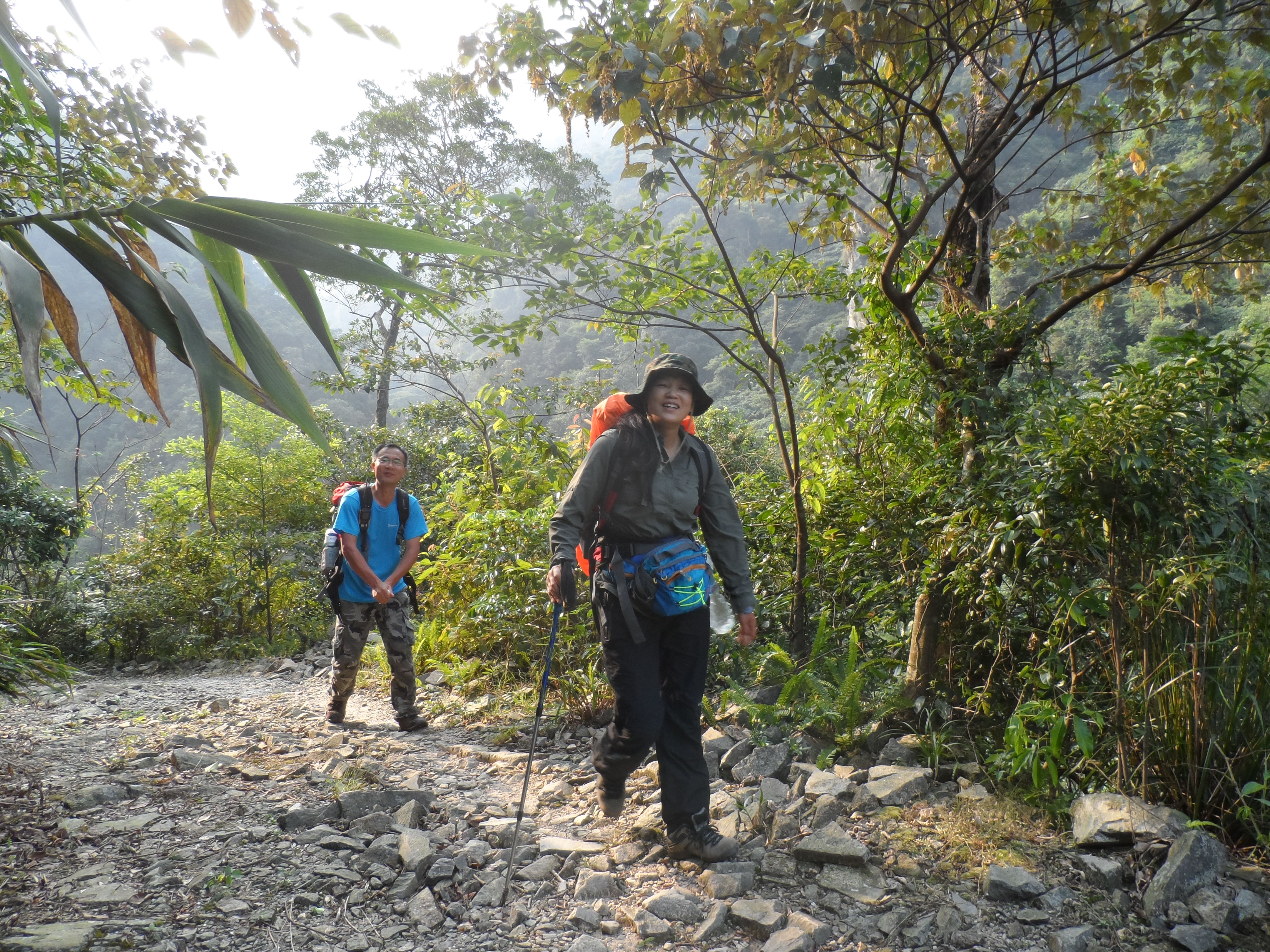 По пътя към село Пинкън, Цинфън Лънюе и Лин Ян Дзин - On the path to Pingkeng village, Qingfeng Lengyue and Lin Yang Jing