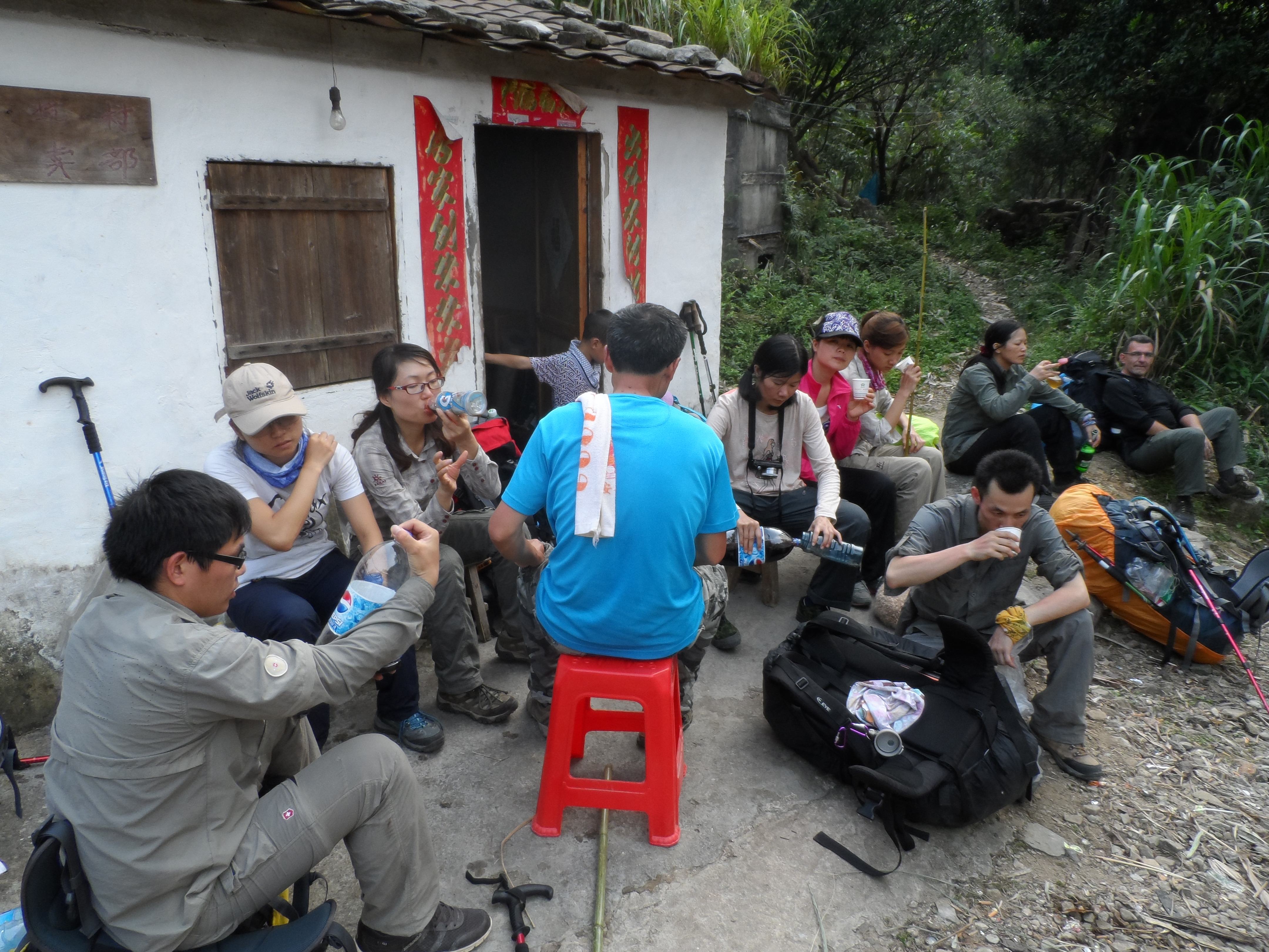 Село Пинкън, почивка пред магазинчето - Pingkeng village, rest at the little shop