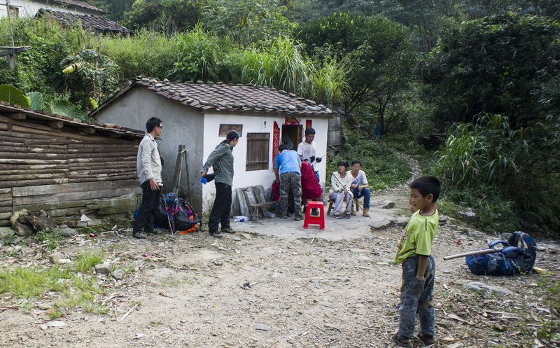 Село Пинкън, почивка пред магазинчето - Pingkeng village, rest at the little shop