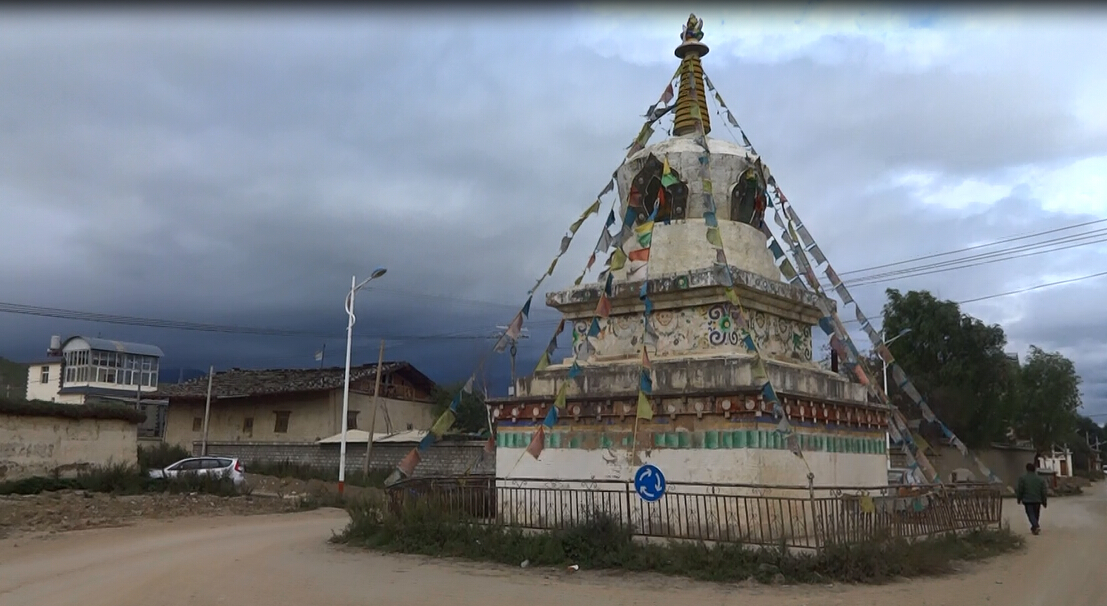 Shangri La (altitude 3250-3350 m); 18.08.2015; Stupa on the street