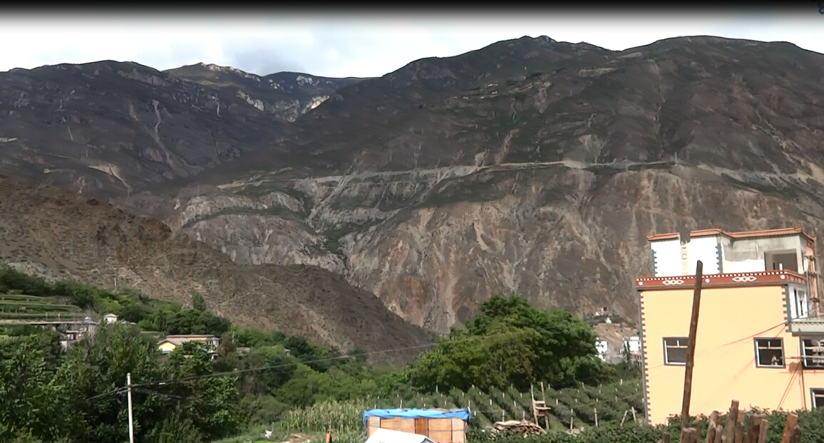 Bus- Shangri La to Deqen and Feilai monastery; 19.08.2015; Benzilan town, altitude 2050 m