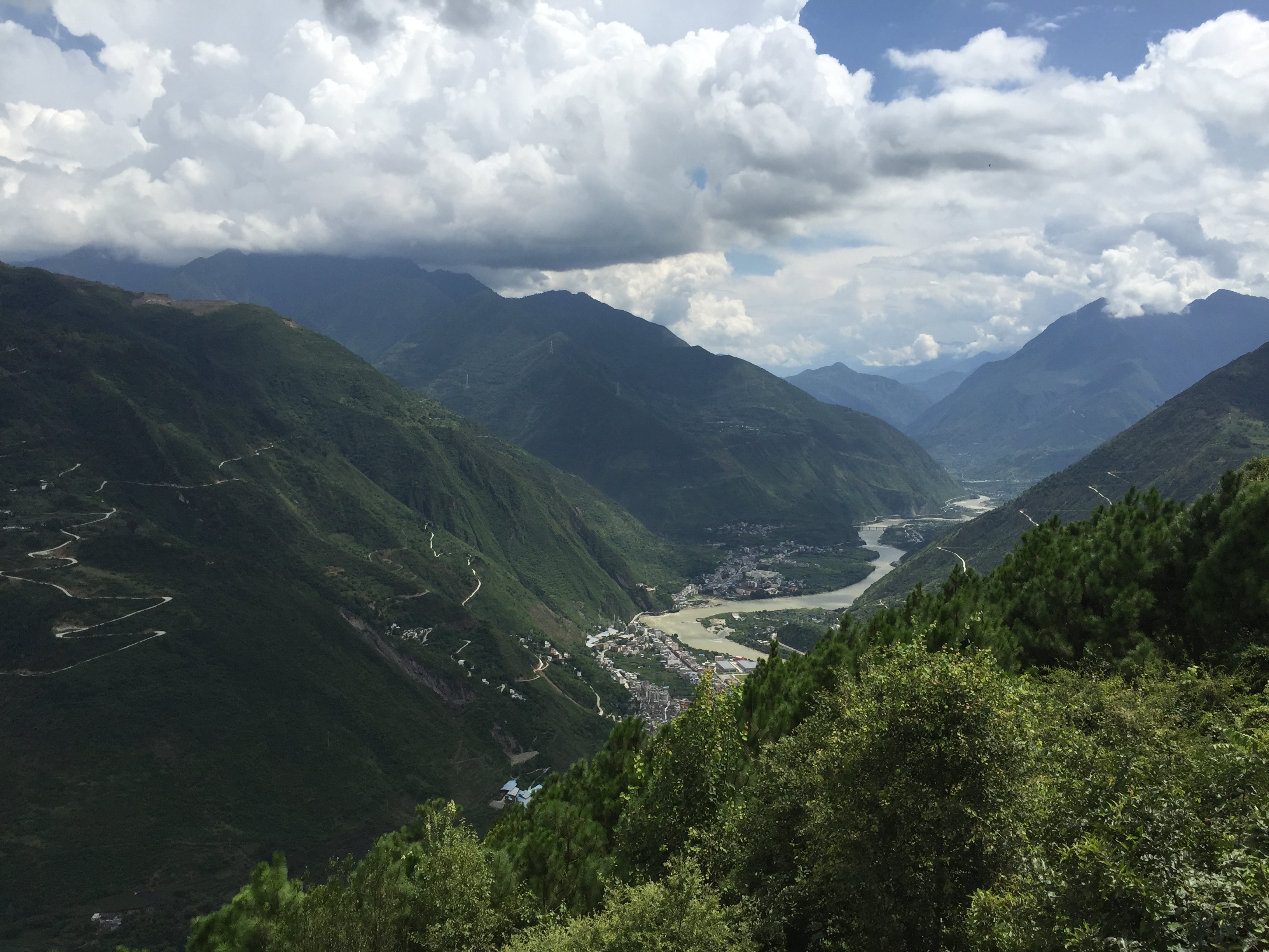 По пътя от Ya'an (雅安) до Kangding (康定), от другата страна на планината, на 1800 м височина