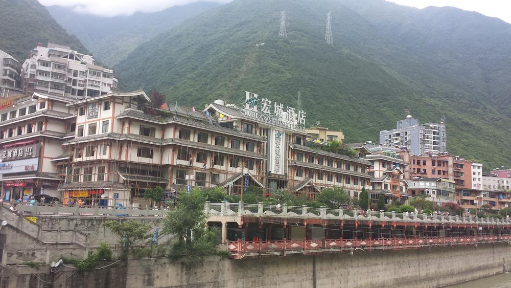 По пътя от Ya'an (雅安) до Kangding (康定): град Luding (泸定), на 1350 м височина