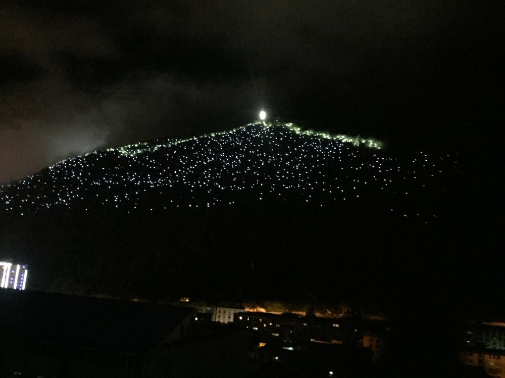 Kangding (康定, དར་མདོ་གྲོང་ཁྱེར།): вечерна панорама