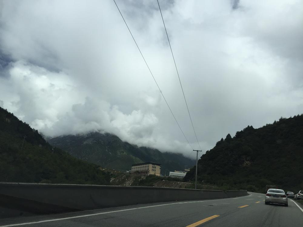 По пътя от Kangding (康定，དར་མདོ་གྲོང་ཁྱེར།) до Tagong (塔公，ལྷ་སྒང་), на около 2800 м височина