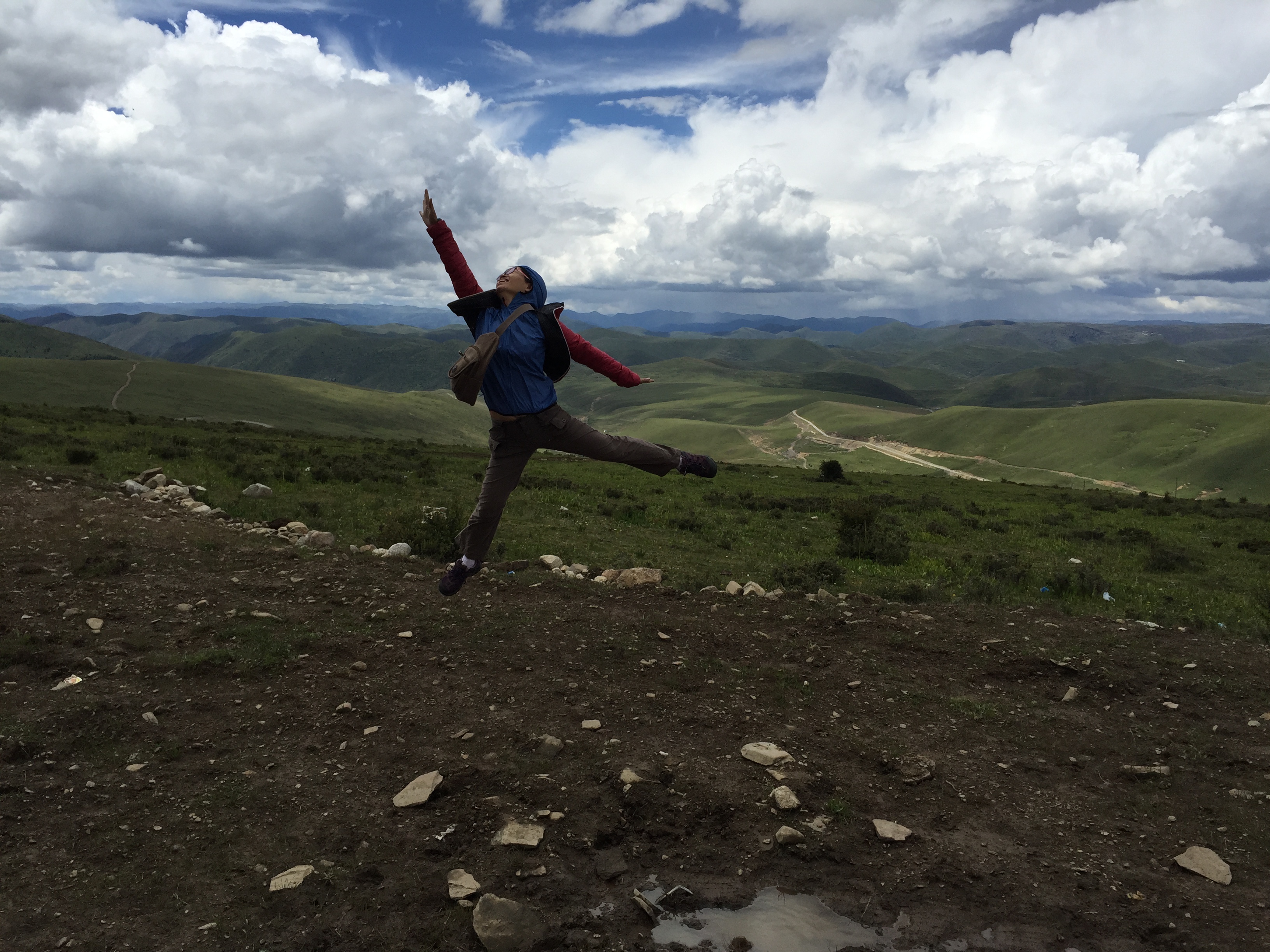 По пътя от Kangding (康定，དར་མདོ་གྲོང་ཁྱེར།) до Tagong (塔公，ལྷ་སྒང་), в началото на Тибетското плато, на около 4000 м височина