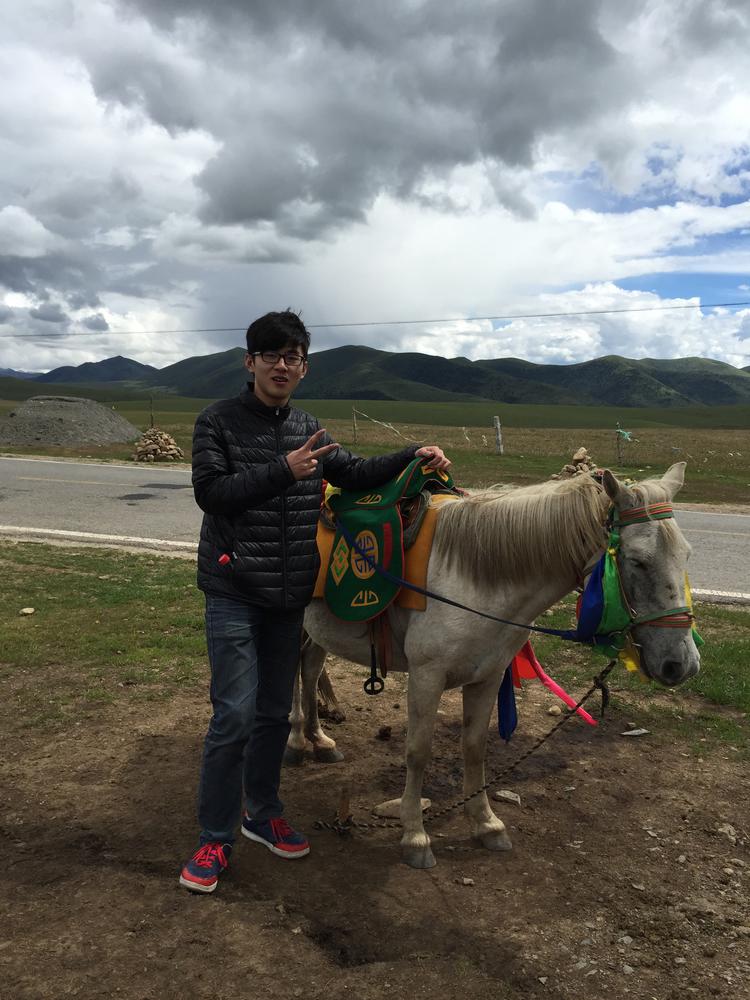 По пътя от Kangding (康定，དར་མདོ་གྲོང་ཁྱེར།) до Tagong (塔公，ལྷ་སྒང་), Донг Донг, в началото на Тибетското плато, на около 3900 м ви
