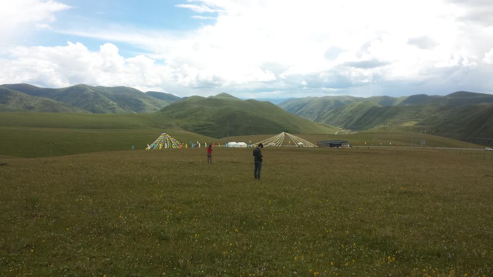 По пътя от Kangding (康定，དར་མདོ་གྲོང་ཁྱེར།) до Tagong (塔公，ལྷ་སྒང་), в началото на Тибетското плато, на около 3900 м височина