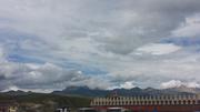 Tagong (塔公，ལྷ་སྒང་): пред северния манастир, с панорама към планината Джара (Zhara Mt, 雅拉雪山) на 3750 м височина