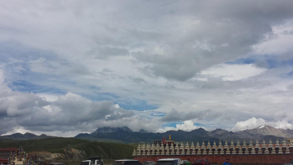 Tagong (塔公，ལྷ་སྒང་): пред северния манастир, с панорама към планината Джара (Zhara Mt, 雅拉雪山) на 3750 м височина