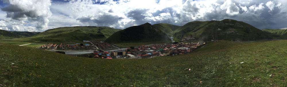 Tagong (塔公，ལྷ་སྒང་): на хълма край северния манастир, с гледка към градчето, на 3780 м височина