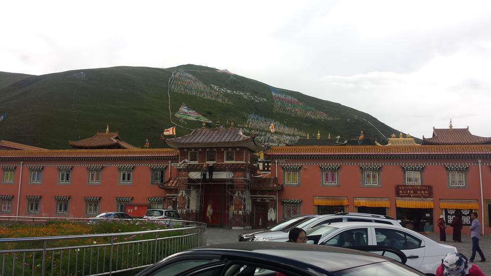 Tagong (塔公，ལྷ་སྒང་): в центъра, манастир Tagong (Lhagang), 3750 м височина
