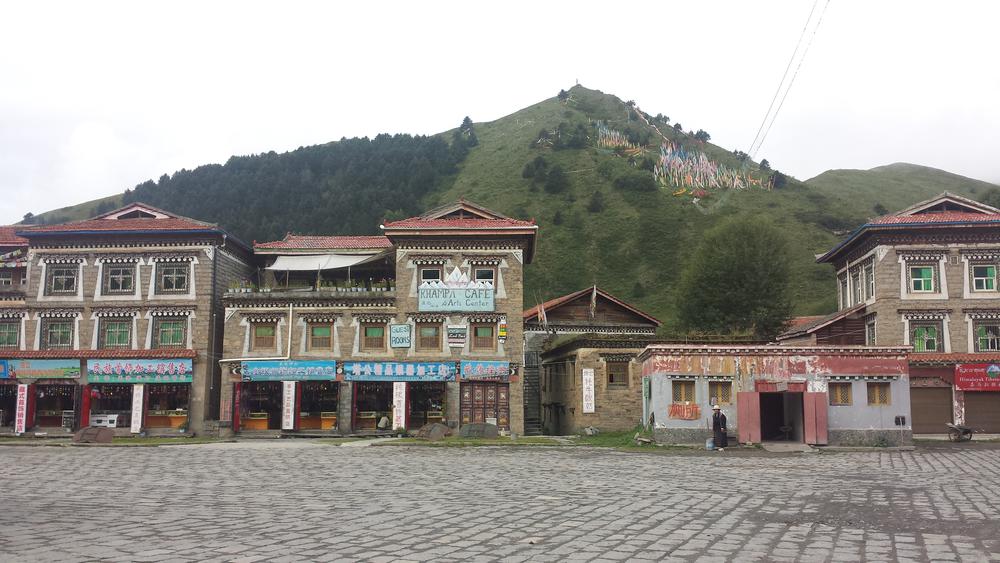 Tagong (塔公，ལྷ་སྒང་): в центъра, Khampa cafe, 3750 м височина