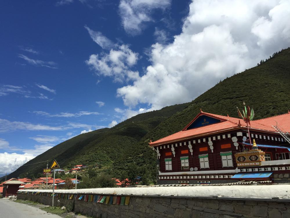 По пътя от Tagong (塔公，ལྷ་སྒང་) до Garze (甘孜，དཀར་མཛེས།): богати тибетски къщи, на около  3250 м височина 