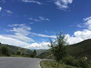 По пътя от Tagong (塔公，ལྷ་སྒང་) до Garze (甘孜，དཀར་མཛེས།): хубаво шосе, на около  3150 м височина 