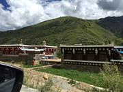 По пътя от Tagong (塔公，ལྷ་སྒང་) до Garze (甘孜，དཀར་མཛེས།): богати тибетски къщи, на около  3100 м височина 
