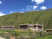 По пътя от Tagong (塔公，ལྷ་སྒང་) до Garze (甘孜，དཀར་མཛེས།): богати тибетски къщи, на около  3050 м височина 