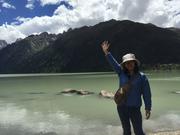 На езерото Yilhun Lha Tso (玉隆拉措，ཡི་ལྷུན་ལྷ་མཚོ་མཚོ) и планината Chola (雀儿山), край северния бряг, на 4020 м височина