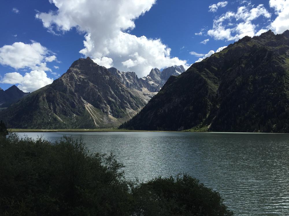 На езерото Yilhun Lha Tso (玉隆拉措，ཡི་ལྷུན་ལྷ་མཚོ་མཚོ) и планината Chola (雀儿山), по брега, на 4020 м височина