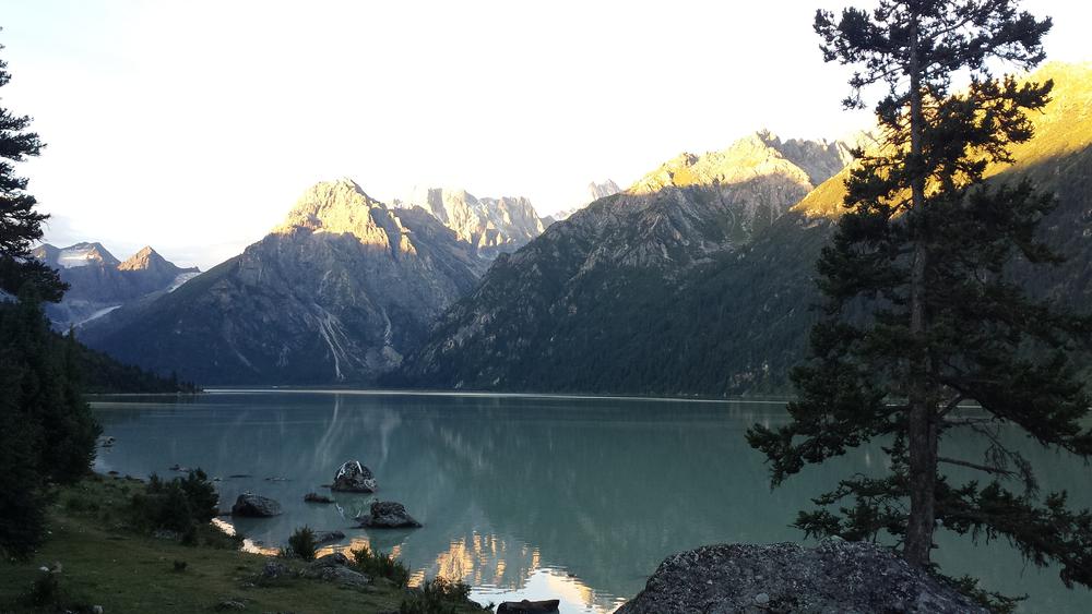 На езерото Yilhun Lha Tso (玉隆拉措，ཡི་ལྷུན་ལྷ་མཚོ་མཚོ) и планината Chola (雀儿山), по изгрев, на 4020 м височина