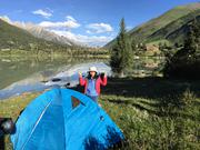 На езерото Yilhun Lha Tso (玉隆拉措，ཡི་ལྷུན་ལྷ་མཚོ་མཚོ) и планината Chola (雀儿山), по изгрев, на 4020 м височина