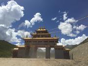При входа на манастира Dzogchen (竹庆寺，རྫོགས་ཆེན་དགོན།）на 3950 м височина
