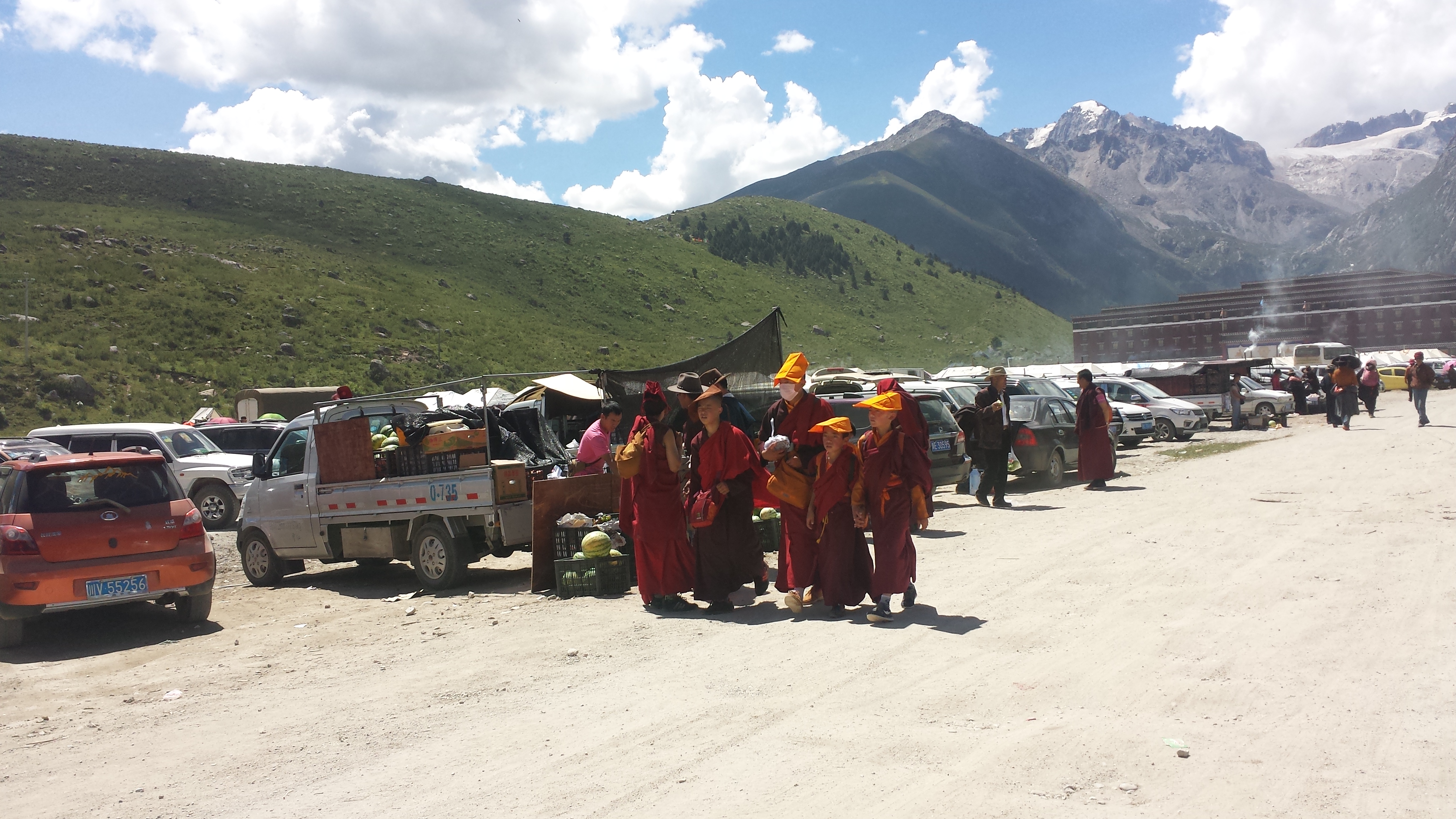 На манастира Dzogchen (竹庆寺，རྫོགས་ཆེན་དགོན།) на 3950 м височина