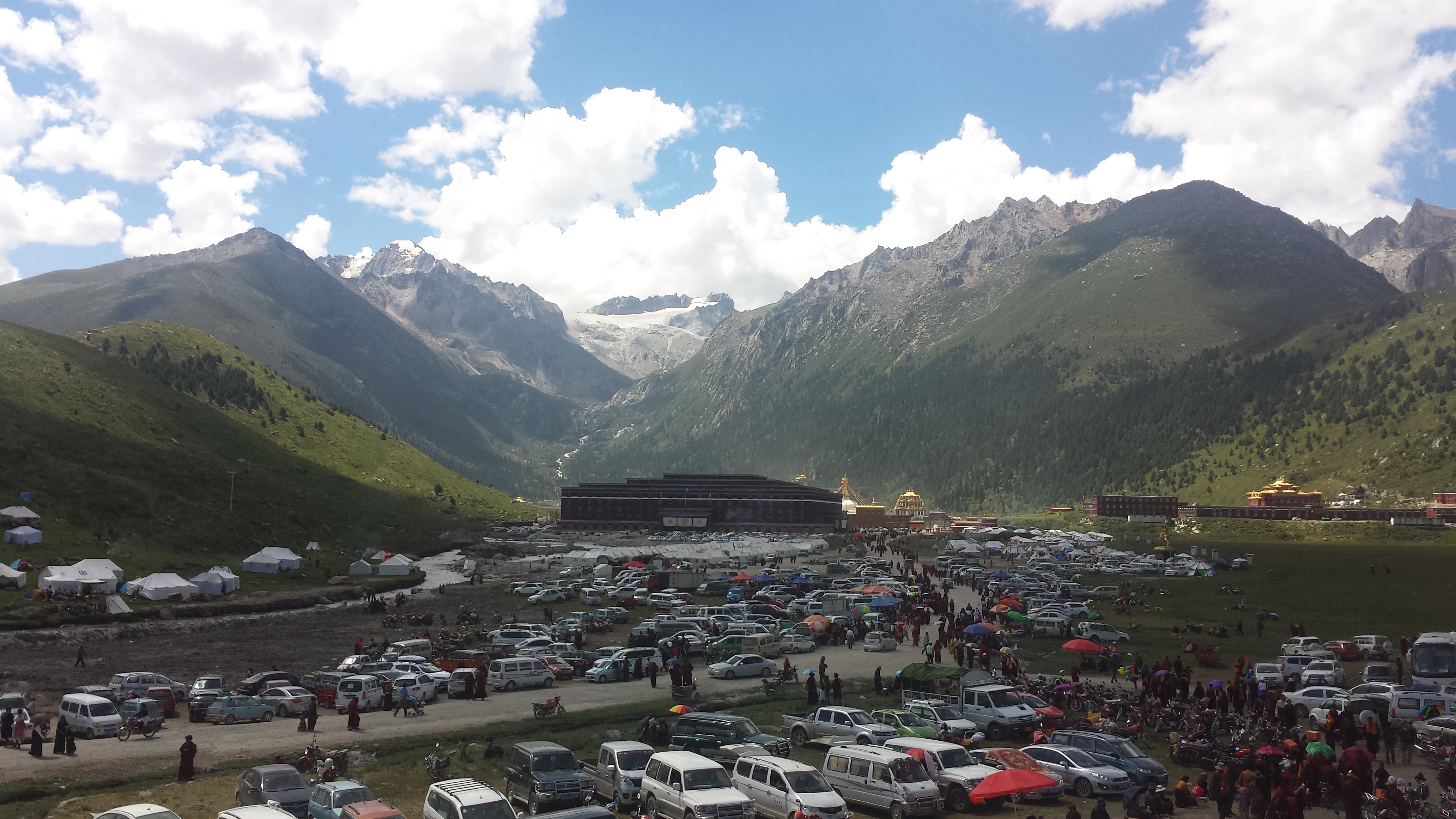 На манастира Dzogchen (竹庆寺，རྫོགས་ཆེན་དགོན།) на 3950 м височина