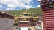 На манастира Dzogchen (竹庆寺，རྫོགས་ཆེན་དགོན།) на 3950 м височина