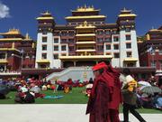 На манастира Dzogchen (竹庆寺，རྫོགས་ཆེན་དགོན།) на 3950 м височина