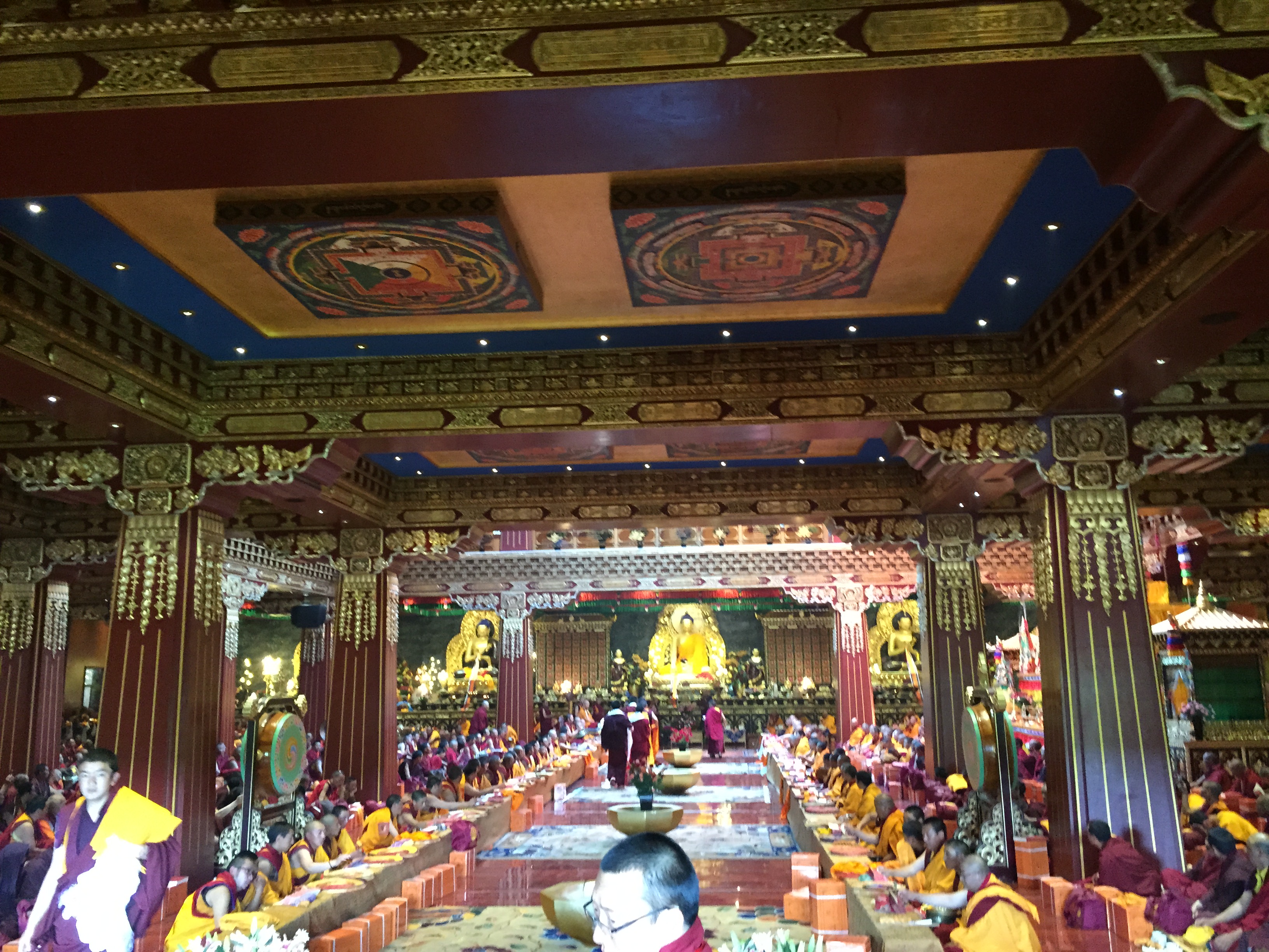 На манастира Dzogchen (竹庆寺，རྫོགས་ཆེན་དགོན།) на 3950 м височина