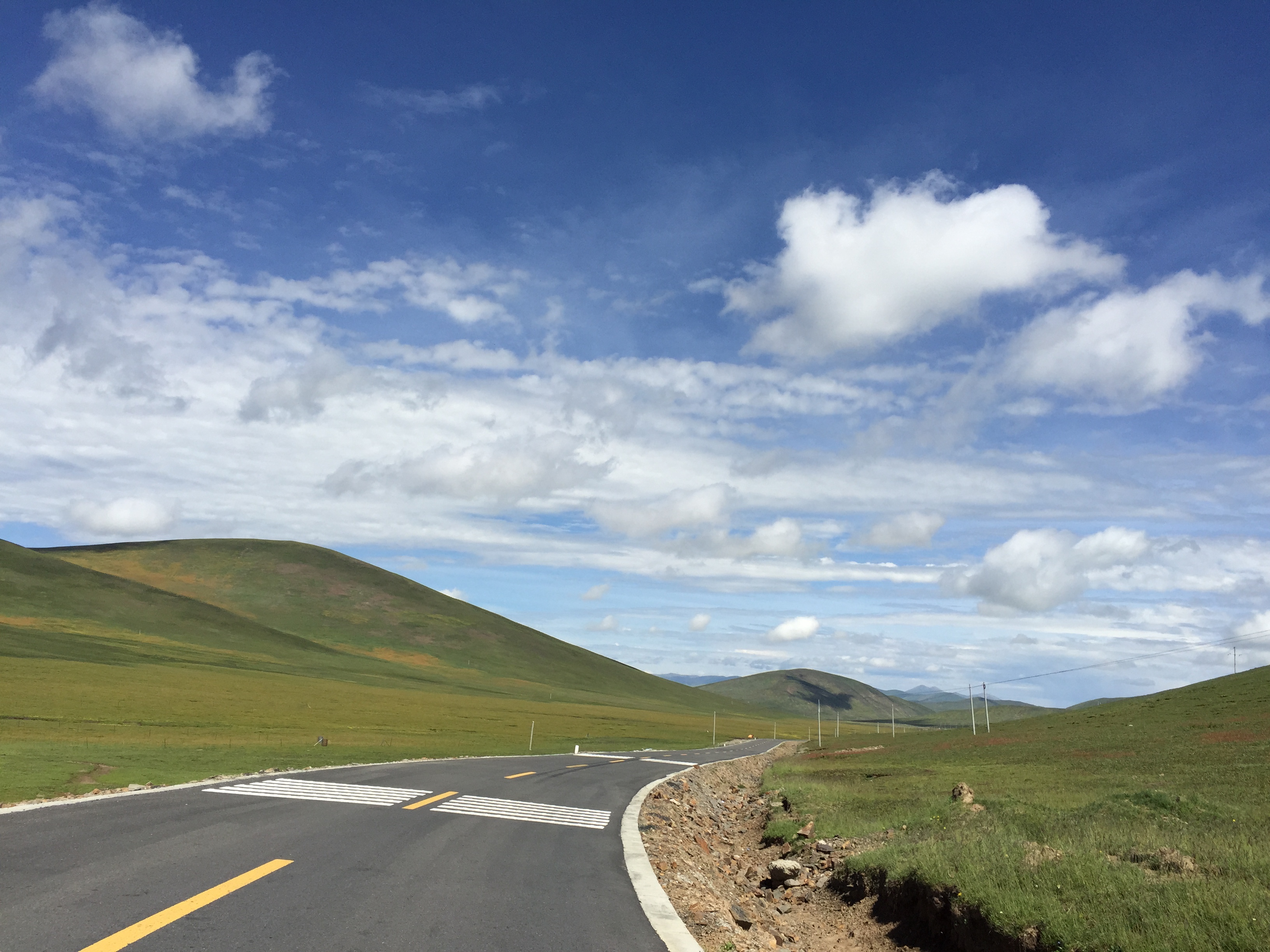 По пътя от Serxu (石渠，སེར་ཤུལ།) до Yushu (玉树，ཡུལ་ཤུལ་གྲོང་ཁྱེར།), на 4350 м височина