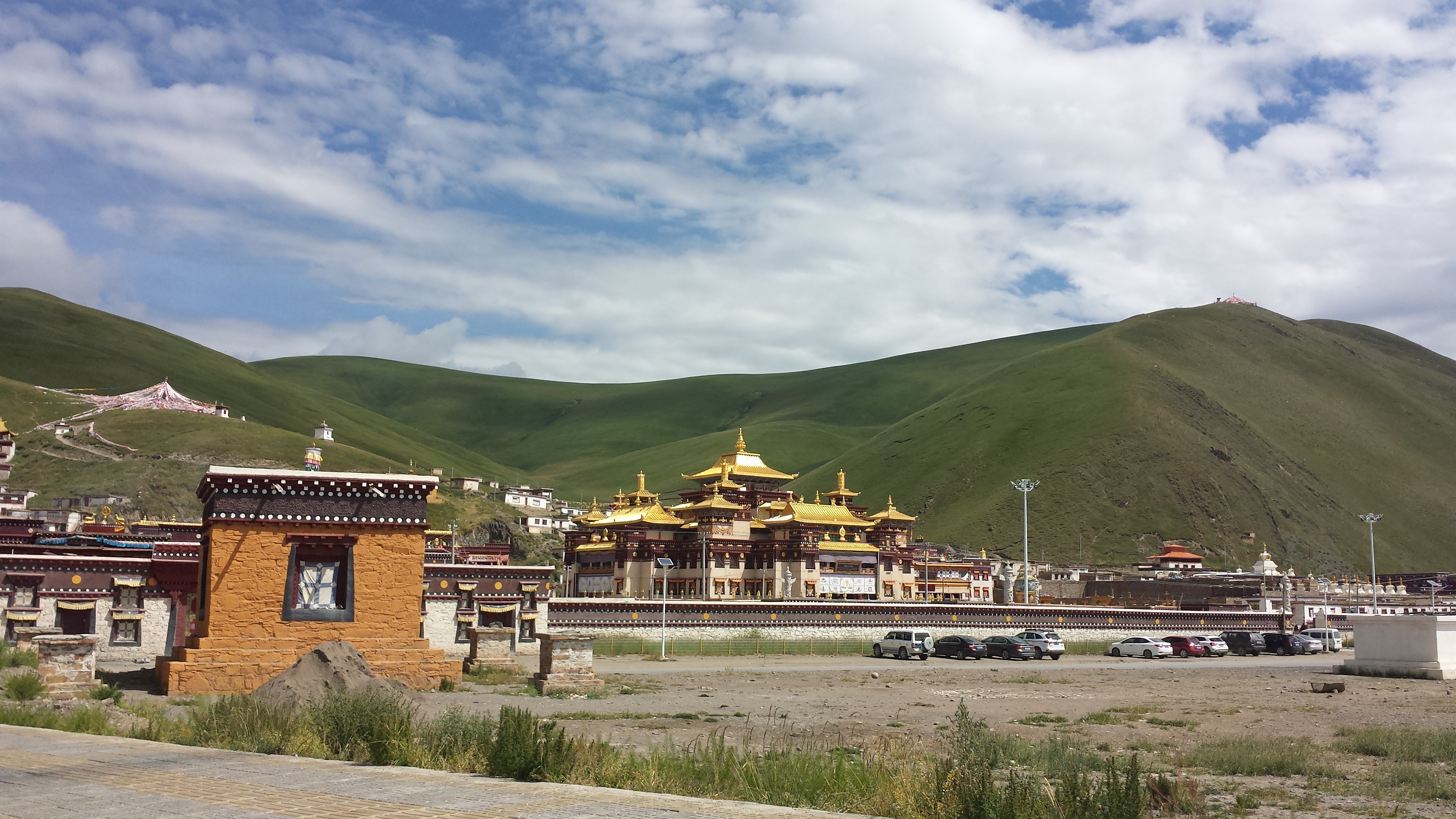 По пътя от Serxu (石渠，སེར་ཤུལ།) до Yushu (玉树，ཡུལ་ཤུལ་གྲོང་ཁྱེར།), манастира Serxu (石渠寺，སེར་ཤུལ་དགོན།) на 4250 м височина