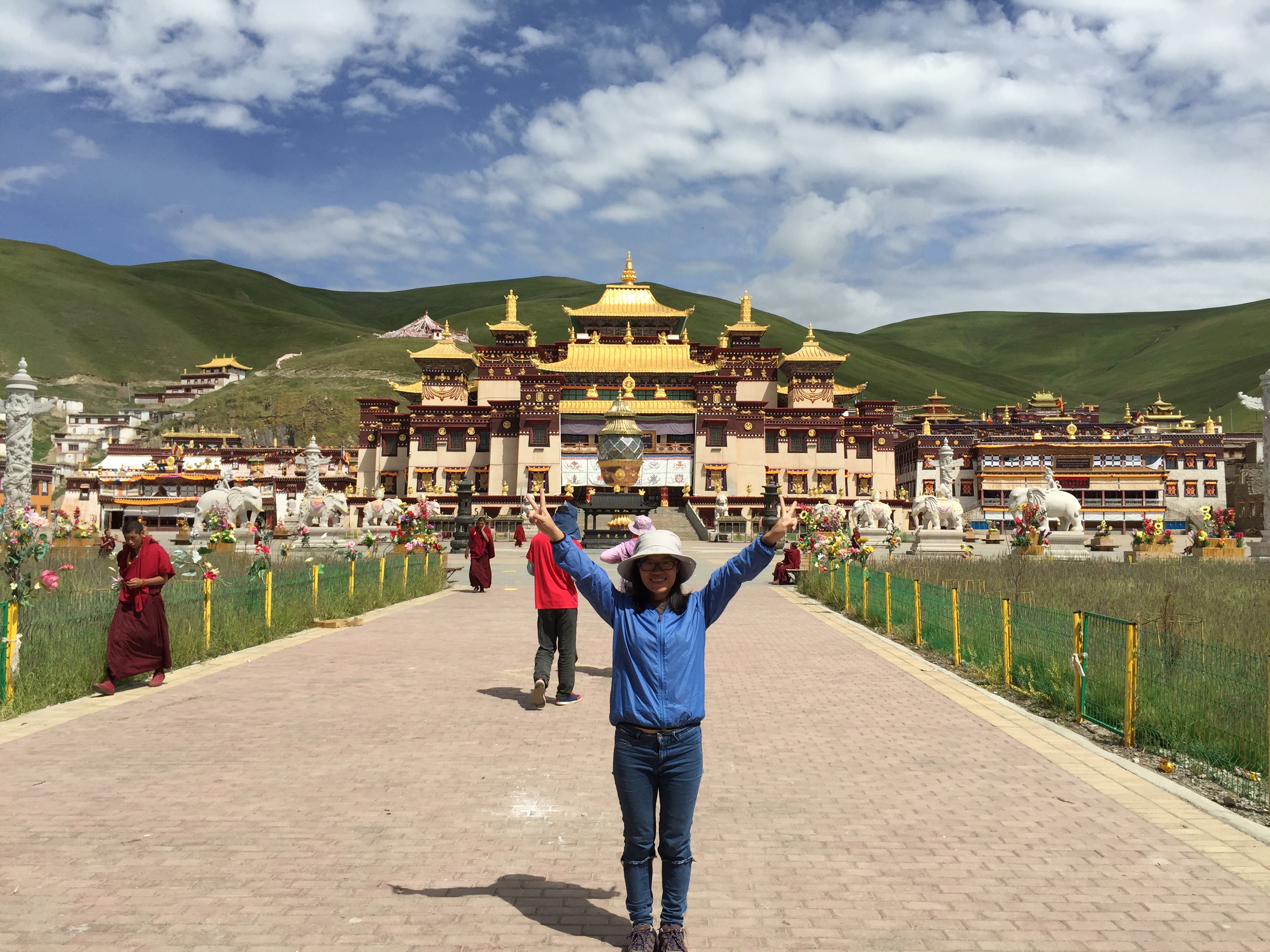 На манастира Serxu (石渠寺，སེར་ཤུལ་དགོན།), на 4250 м височина