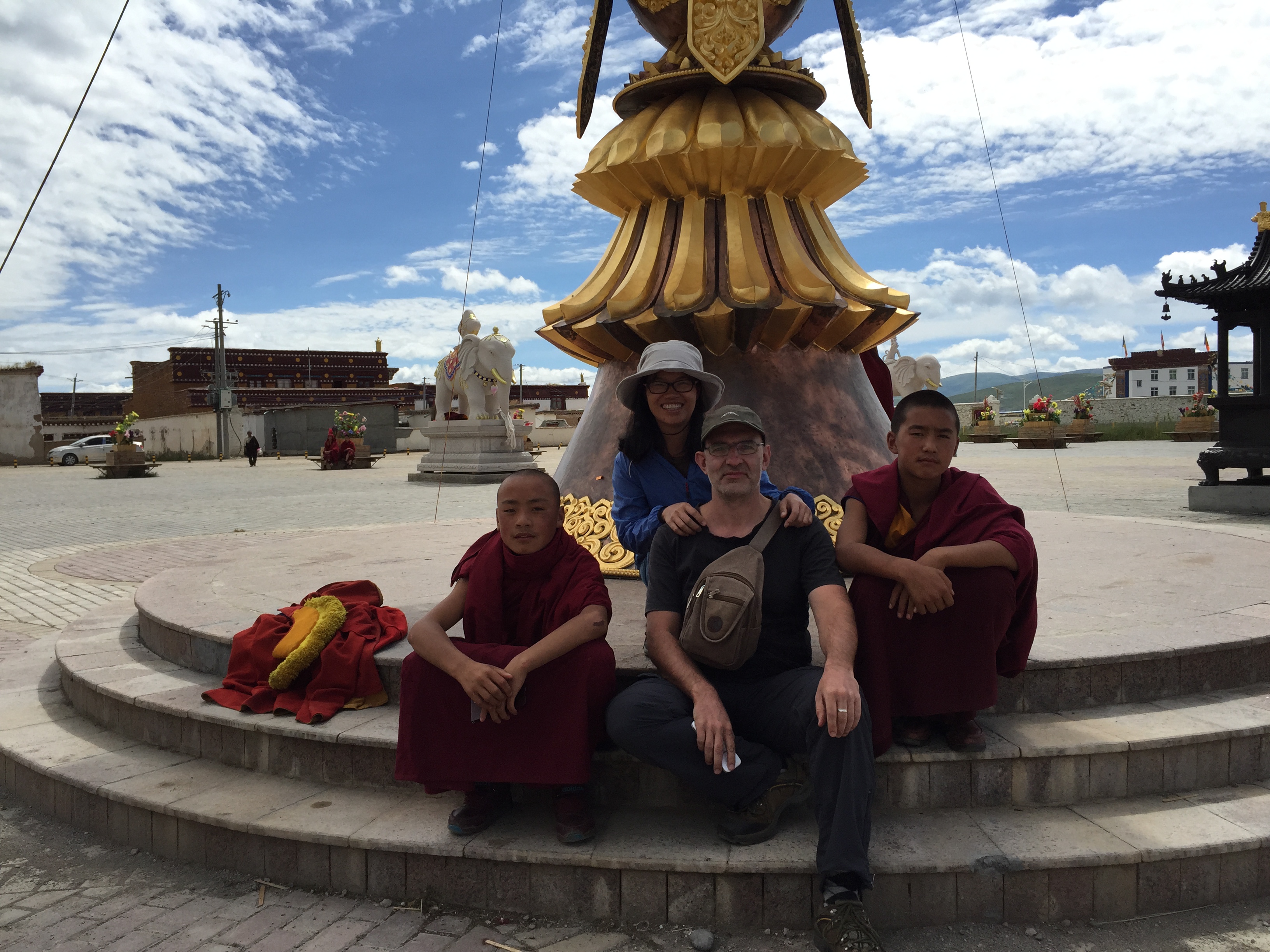 На манастира Serxu (石渠寺，སེར་ཤུལ་དགོན།), на 4250 м височина